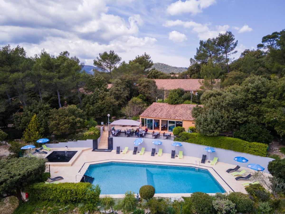 Les Arbousiers Village Hotel Provencal La Roquebrussanne Bagian luar foto