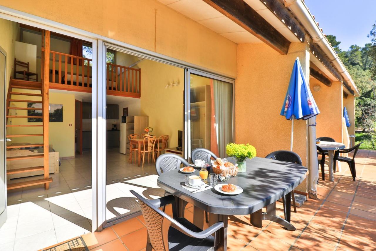 Les Arbousiers Village Hotel Provencal La Roquebrussanne Bagian luar foto
