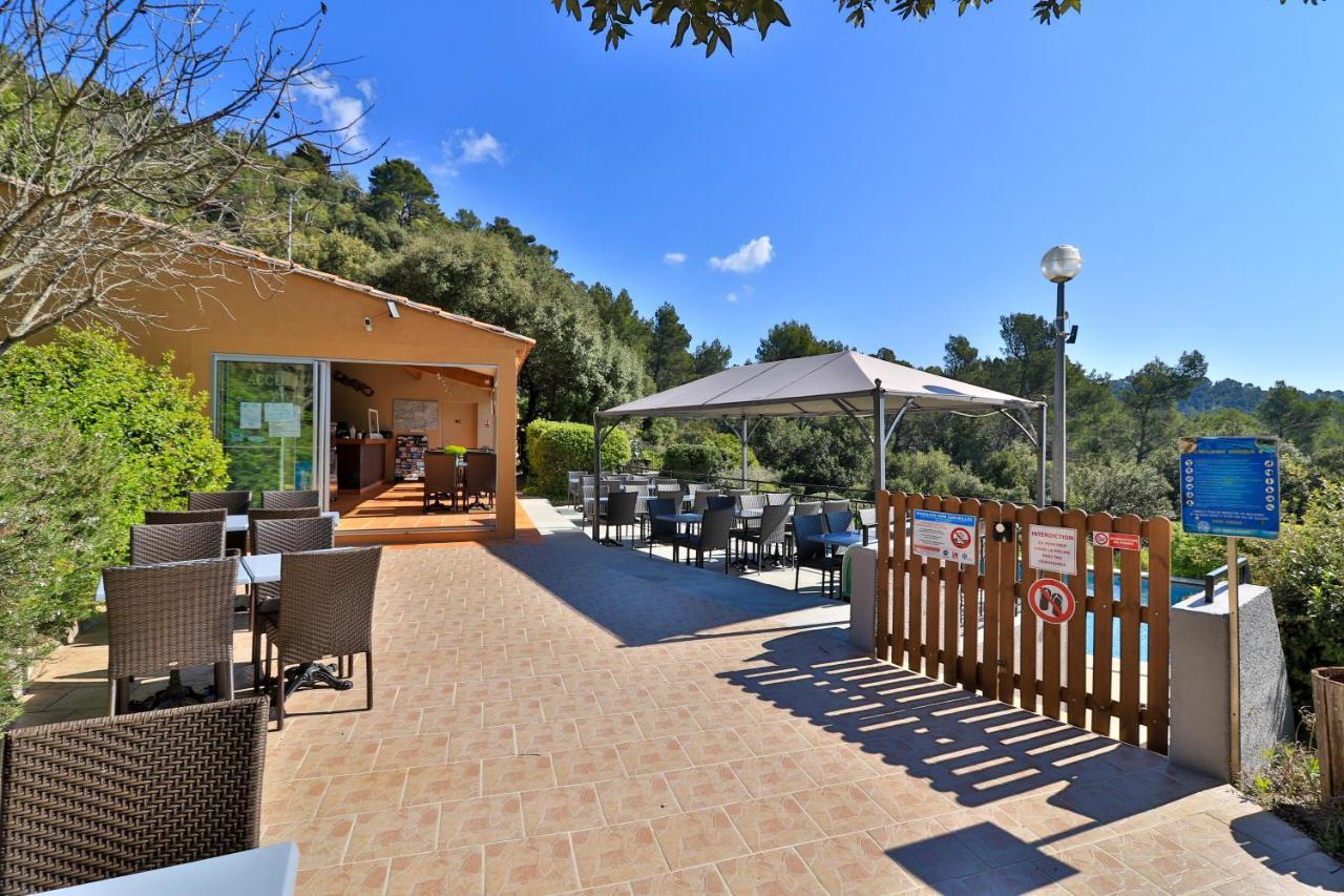 Les Arbousiers Village Hotel Provencal La Roquebrussanne Bagian luar foto