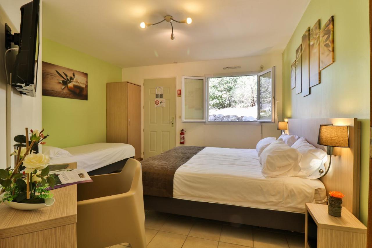 Les Arbousiers Village Hotel Provencal La Roquebrussanne Bagian luar foto
