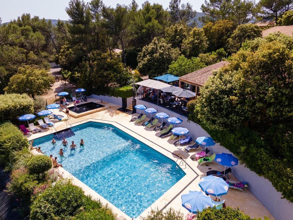 Les Arbousiers Village Hotel Provencal La Roquebrussanne Bagian luar foto
