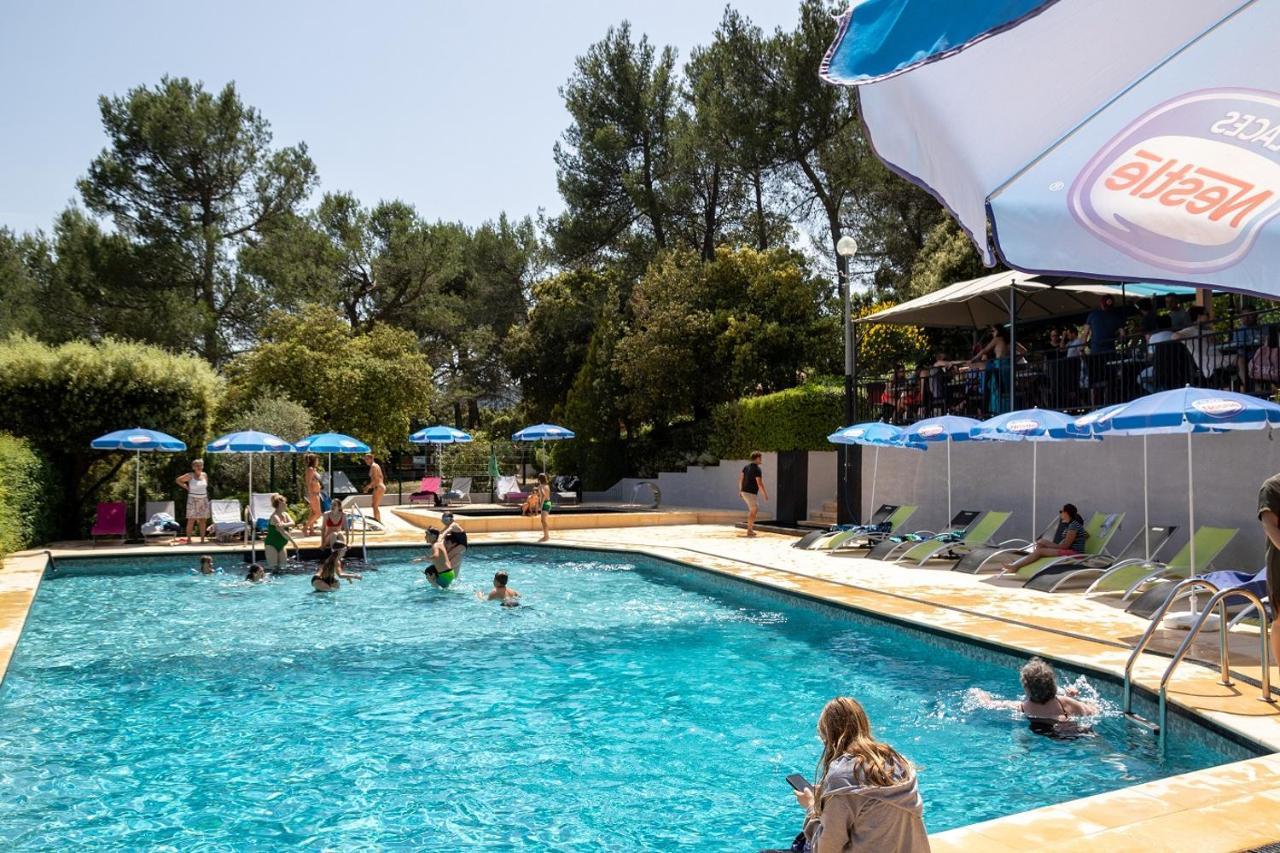 Les Arbousiers Village Hotel Provencal La Roquebrussanne Bagian luar foto