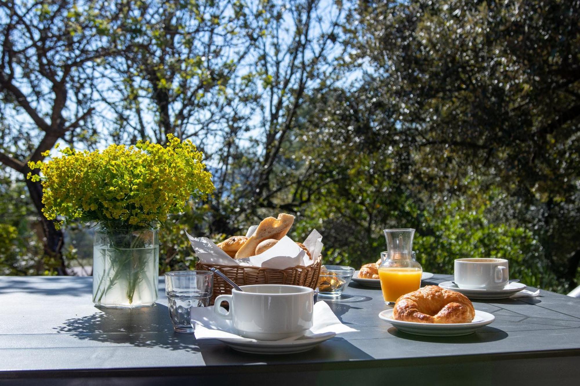 Les Arbousiers Village Hotel Provencal La Roquebrussanne Bagian luar foto