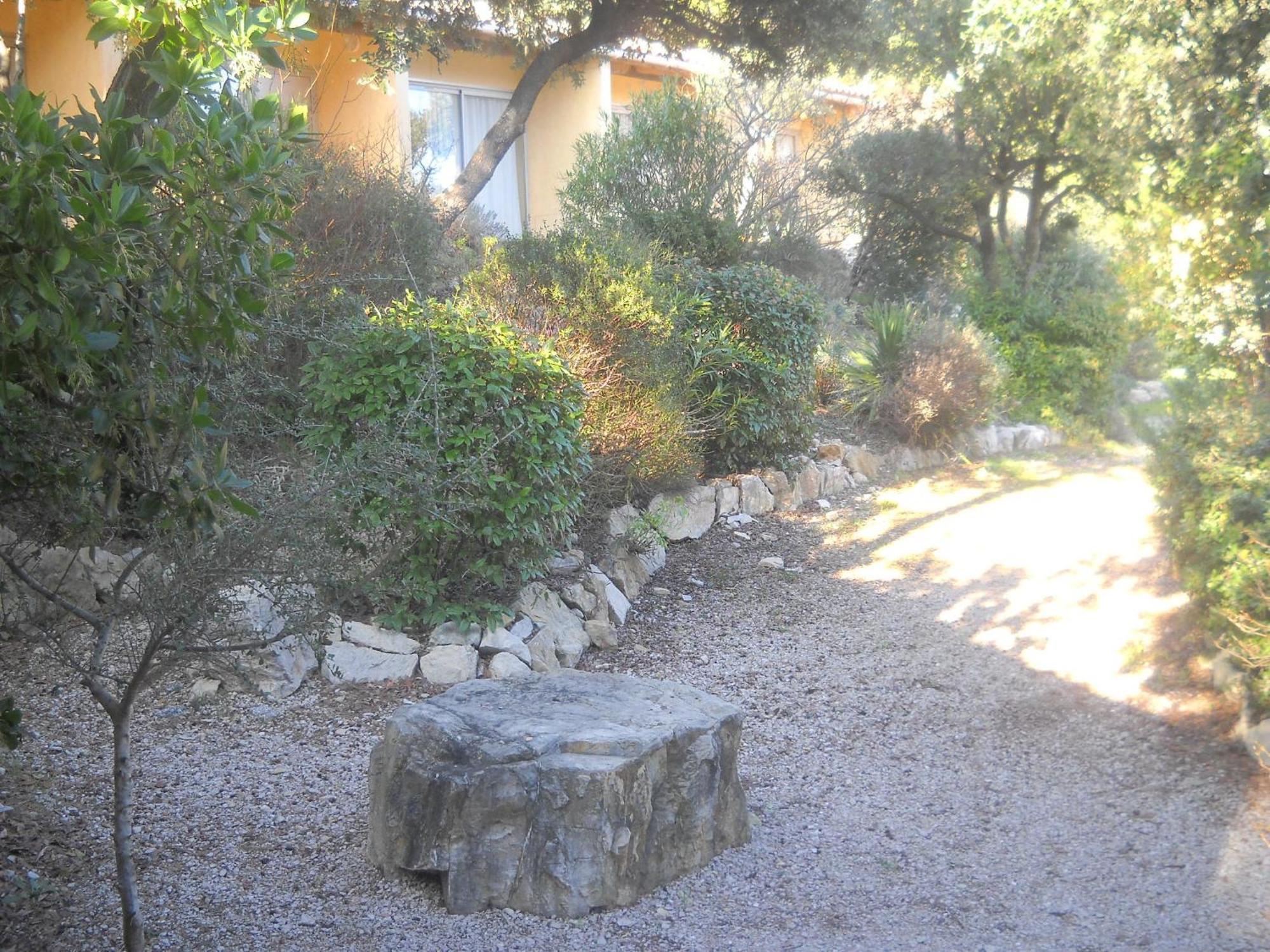 Les Arbousiers Village Hotel Provencal La Roquebrussanne Bagian luar foto