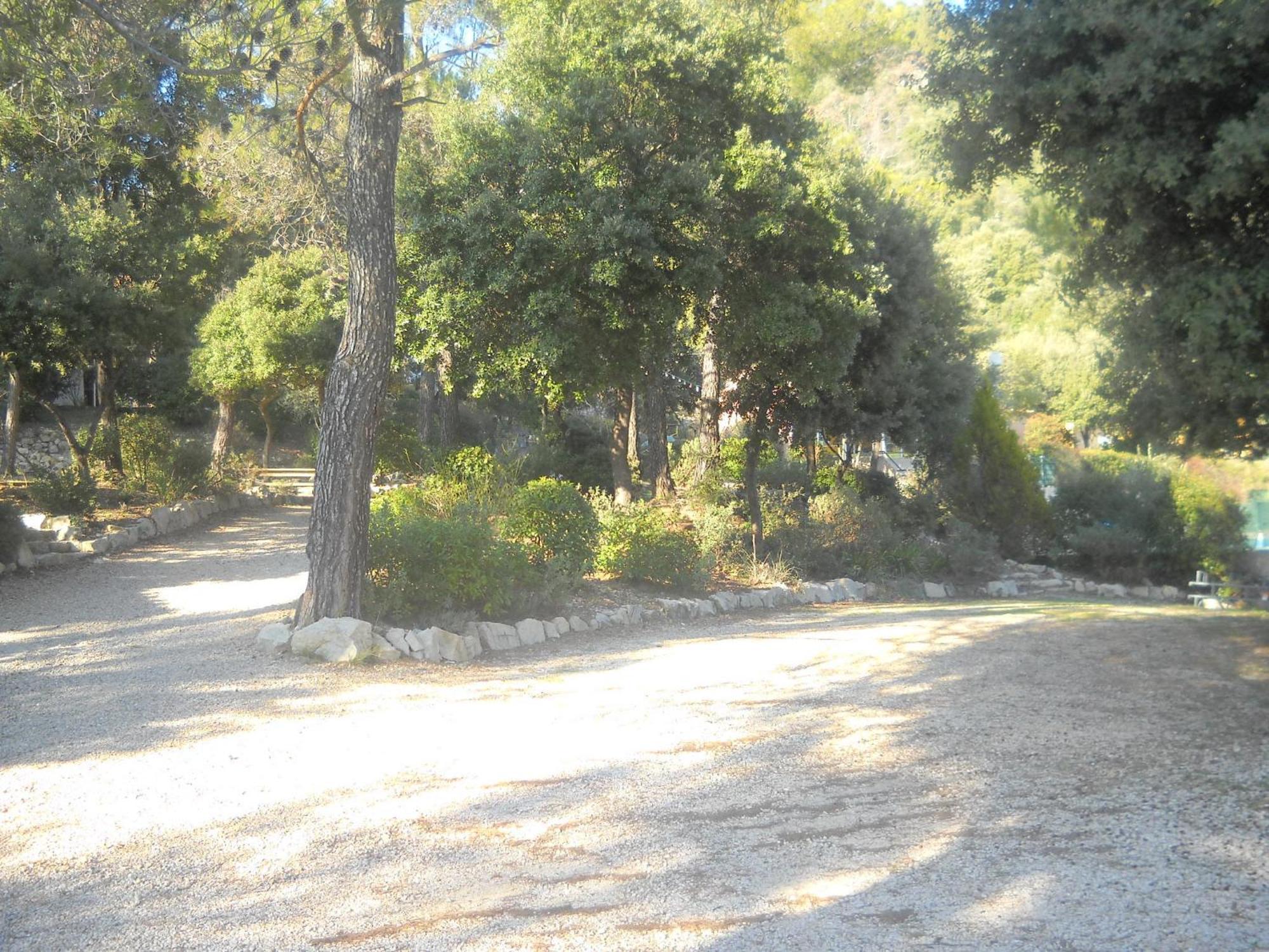 Les Arbousiers Village Hotel Provencal La Roquebrussanne Bagian luar foto