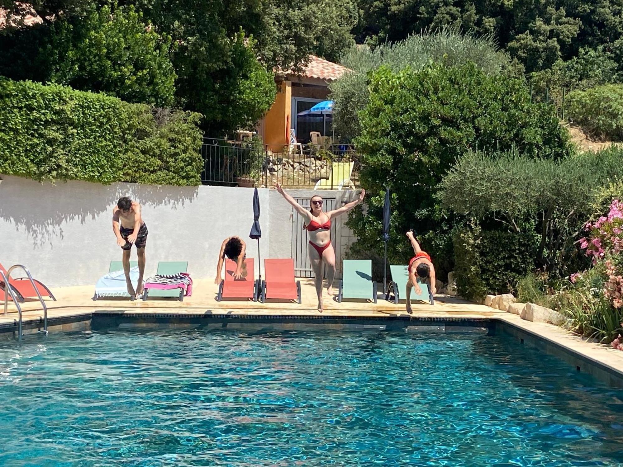 Les Arbousiers Village Hotel Provencal La Roquebrussanne Bagian luar foto