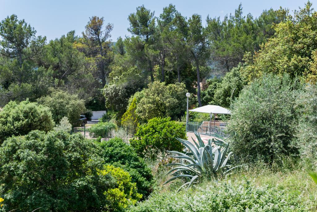 Les Arbousiers Village Hotel Provencal La Roquebrussanne Bagian luar foto