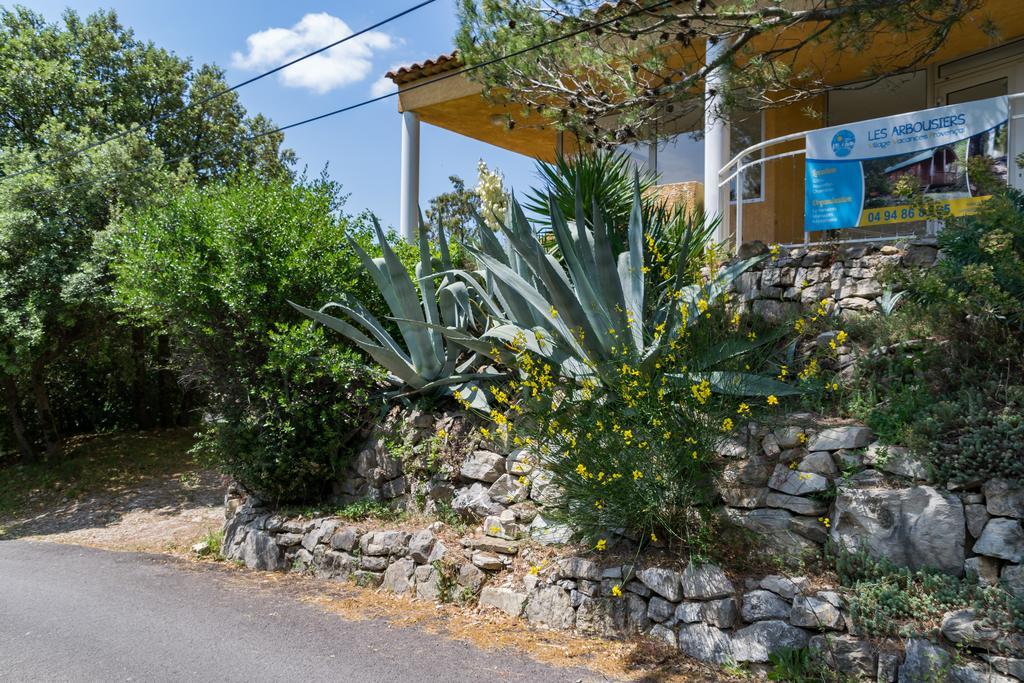 Les Arbousiers Village Hotel Provencal La Roquebrussanne Bagian luar foto