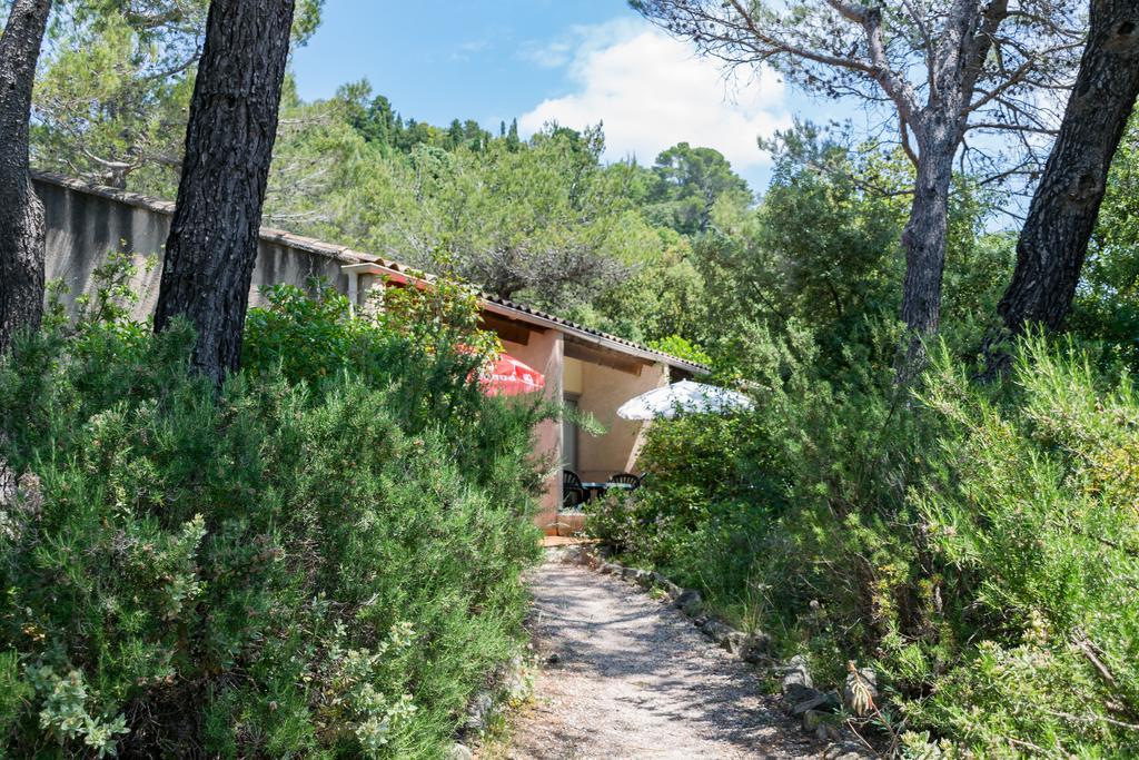 Les Arbousiers Village Hotel Provencal La Roquebrussanne Bagian luar foto