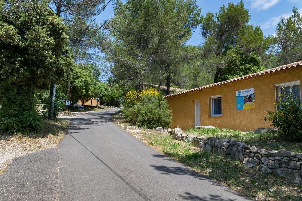 Les Arbousiers Village Hotel Provencal La Roquebrussanne Bagian luar foto