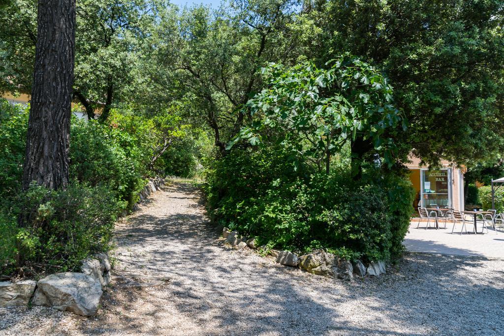 Les Arbousiers Village Hotel Provencal La Roquebrussanne Bagian luar foto