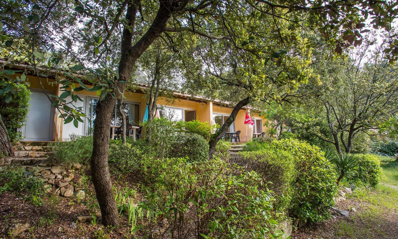 Les Arbousiers Village Hotel Provencal La Roquebrussanne Bagian luar foto